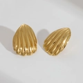 Macro detail van gegolfde hartvormige oorbellen met glanzende 18k vergulde afwerking - Schelptint-stijl (12)