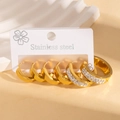 Dettaglio del set di 6 orecchini a cerchio in acciaio dorato con pietre di zircone - Cerchi Rotondi a Doppia Fila di Strass (BJGE1063) / Oro