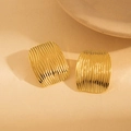 Gouden rechthoekige oorbellen met golftextuur en glanzende metalen afwerking - Vierkante oorknopjes met golfpatroon (#0830)