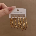 Tre paia di orecchini a cerchio ondulati in acciaio inossidabile dorato su carta - Stile a Cerchio Ondulato (E1249) / Oro