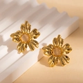 Boucles d'oreilles fleurs en acier inoxydable doré avec opale sur présentoir - Fleur de Pierre Œil de Chat Beige (BJGE1292)