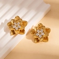 Détail des boucles d'oreilles vintage fleurs dorées avec zircons blancs scintillants - Fleur en Strass Double Couche (BJGE1298)