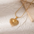 Collana in acciaio inossidabile dorato con pendente cuore a raggiera su sfondo bianco - Motivo Splendore di Cuore (JJN0059)