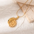 Collana dorata con ciondolo sole e luna a rilievo e catena a serpente per donna - Medaglione in Rilievo Celeste (JJN0056)