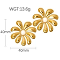 Dettaglio di orecchini a fiore dorati con perla, diametro 40mm e peso di 13,6 grammi - Perla Artificiale Floreale Grande (BJGE1417)