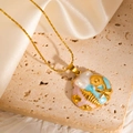 Detaillierte Nahaufnahme eines blau-rosa Muschel-Anhängers mit Seestern und Perle an Goldkette - Relief Ozean Jakobsmuschel Stil (JJN0242)