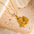 Detail der goldene Seestern Halskette auf Stein mit weißem Seidenstoff Hintergrund - 3D Meeres-Elemente Kombinations-Stil (JJN0240)