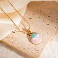Goldkette der Ozean-Serie mit blauem Muschelanhänger und drei weißen Perlen - Luxus Perle Muschel Stil (JJN0242-1)