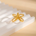 Dettaglio anello stella marina dorata con trama martellata e doppio gambo - Stile Forma Stella Marina (#0923)