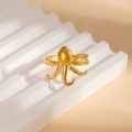 Dettaglio macro di un anello a forma di polpo dorato con tentacoli curvi su un espositore - Stile Forma Polpo (#0922)