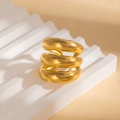 Detailansicht eines goldenen, mehrlagigen, unregelmäßig gebogenen Rings auf Podest - Dreischichtiger Aufgeblähter Stil (BJGR0821) / Gold