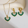 Set gioielli in acciaio dorato con cuori verdi effetto malachite e cristalli brillanti - Collana E Orecchini in Conchiglia Verde Traforati
