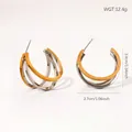 Vue macro des boucles d'oreilles bicolores or et argent avec détail de poids de 12,4 g - Style Anneau Bicolore à Trois Couches (E1706)