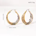 Détail de boucles d'oreilles géométriques montrant la hauteur 4cm et couches bicolores - Style Anneau Multicouche à Texture Ondulée (E1707)