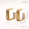 Détail macro de boucles d'oreilles carrées avec placage triple couche en or et argent poli - Style Carré Bicolore à Trois Couches (E1708)