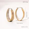 Détail macro de boucles d'oreilles bicolores en acier inoxydable avec finition miroir - Style Ovale Large Bicolore (E1711)
