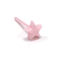 Vista macro de pendiente de botón minimalista en biocerámica rosa con forma de estrella - Estrella / Rosa
