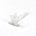 Detalle de un pendiente de estrella en cerámica blanca con diseño geométrico sobrio - Estrella / Blanco