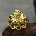 Makroaufnahme der goldenen Oktopus-Totenkopf-Ring mit polierten Tentakel-Details - US 7 / Gold