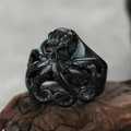 Makroaufnahme von Oktopus-Tentakeln und Totenkopf auf schwarzem Edelstahlring - US 7 / Schwarz