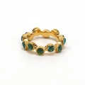 Vista detallada de un anillo vintage ondulado dorado con piedras redondas color cian oscuro - Dorado (Strass Azul Lago)