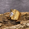 Anello retrò in acciaio al titanio dorato con trama a coste e gemma quadrata da uomo - US 7 / Oro (Strass Bianco)