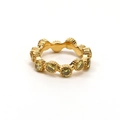 Vista detallada del anillo dorado con piedras amarillas y diseño de borde estriado - Dorado (Diamante Amarillo)