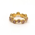 Vista macro de anillo ondulado dorado con diamantes rosa redondos y engaste texturizado - Oro Zirconia Rosa