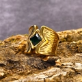 Macro di anello in titanio dorato con gemma verde e trama effetto corteccia - US 7 / Oro Zirconia Verde