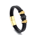 Detailaufnahme eines geflochtenen Herren-Lederarmbands mit schwarz-goldenen Totenkopf-Charms - Schwarz-Goldener Totenkopf mit Goldschnalle (HT-4960)