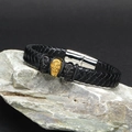 Punk Lederarmband mit gold-schwarzen Totenköpfen auf natürlichem grauem Steinpodest - Schwarz-Goldener Totenkopf mit Silberschnalle (HT-4960)