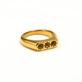 Dettaglio anello placcato oro con tre zirconi scuri incastonati a stella - US 6 / Oro Zircone Giallo