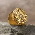 Detalle del anillo de brújula dorado con circonitas sobre piedra natural - US 7 / Dorado