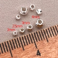 Dettaglio macro di perle romboidali placcate oro 18K con scala graduata di misura - 2mm Foro 1mm / Argento (Ritenzione del Colore)