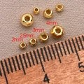 Dettaglio macro di perline distanziatrici sfaccettate placcate oro 18K da 2mm a 4mm - 2mm Foro 1mm / Oro 18K (Ritenzione del Colore)