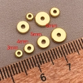 Comparación de tamaños de cuentas espaciadoras planas doradas de 3mm a 6mm en regla - 3mm / Chapado en oro 18K