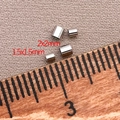 Makrodetail der 18K vergoldeten Quetschperlen für Schmuckherstellung mit Lineal - 1.5x1.5mm Loch 1mm / Platin