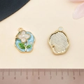 Französischer Vintage-Anhänger mit hellblauer Emaille-Blume und Perle für DIY-Schmuck - Hellblau Weiß Blume (22077) / 25x20MM