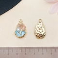 3D-Anhänger mit rosa und blauer Emaille-Rose, Perle und gehämmerter Goldoberfläche - Rosa Blau Perle Rose (22104) / 25x14mm