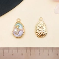 Französischer Monet Vintage-Anhänger mit Perlenblumen und lila-blauem Emaille-Finish - Violett Grün Perle Rose (22106) / 25x14mm
