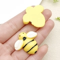 Mini figurine d'abeille en résine pour bricolage avec dos plat et corps jaune - Très Grand (30x27mm)