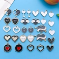 Assortimento di ciondoli a cuore in smalto bianco e nero per la creazione di gioielli - Set di San Valentino Fiori a Cuore Bianco e Nero 15 Stili 2 pezzi Ciascuno (SN628)