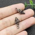 Pendentif en alliage de coquillage en bronze vintage montrant la taille réelle - Huile de Goutte Conque d'Océan Noire (8603)