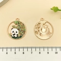 Pendentifs panda en émail avec bordure dorée pour boucles d'oreilles et colliers - Panda Émail Blanc dans la Forêt de Bambous (21651)