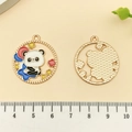 Pendentif rond panda de dessin animé avec ballon coloré et dos en métal doré - Panda Émail Blanc avec Ballons (21652)