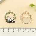 Pendentif émaillé panda et bambou avec finition dorée pour création de bijoux - Panda Émail Blanc Couché sur le Dos (21657)