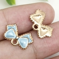 Colgante de lazo esmaltado azul claro con chapado en oro y borde de cuentas para joyas - 15.5x10mm / Azul lago