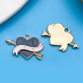Ciondolo cuore freccia di Cupido con smalto grigio e scritta LOVE d'oro per gioielli - Freccia Cuore Nero 21x15mm