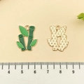 Pendentif bambou de panda mignon en émail vert et alliage doré pour création de bijoux DIY - Panda Bambou en Émail Vert (21660)