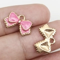 Colgante de lazo en esmalte rosa para pulseras DIY con acabado en oro pulido - 15.5x10mm / Rosa rojo